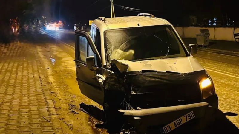 Afyon'da Feci Kaza! Traktör ve Ticari Araç Çarpıştı: İşte Yaralılar