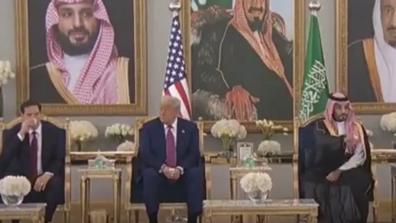 Trump'ın Suudi Arabistan'da Kahve Şaşkınlığı! Ne Yapacağını Bilemedi