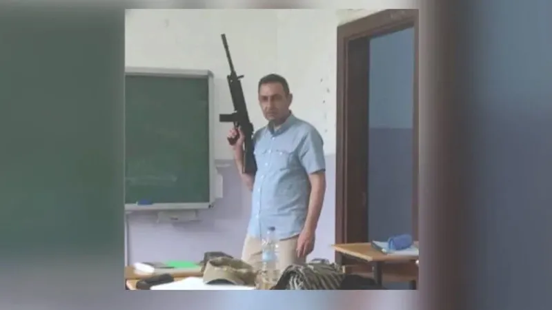 Tüfekle Poz Veren Müdür Yardımcısına Soruşturma Şoku!