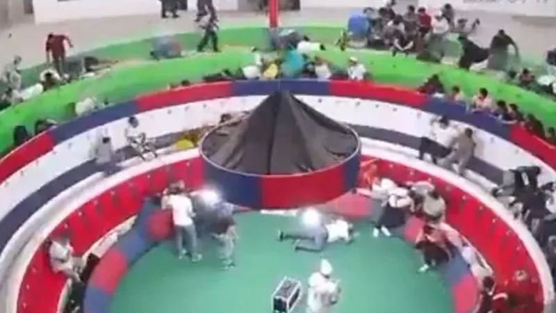Ekvador'da Kanlı Horoz Dövüşü Baskını! Çete Üyeleri Arenayı Bastı!