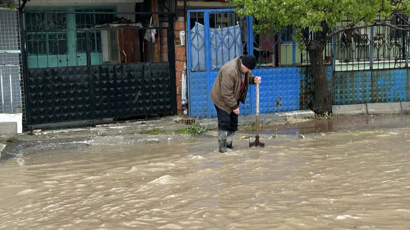 Uşak'ı Sel Vurdu! Cadde ve Sokaklar Göle Döndü