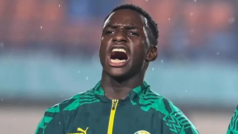 Önce ameliyat oldu, sonra imzayı attı; Fenerbahçe Amara Diouf'la sözleşme imzaladı