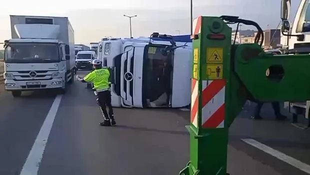 Pendik'te TEM Otoyolu'nda TIR devrildi!