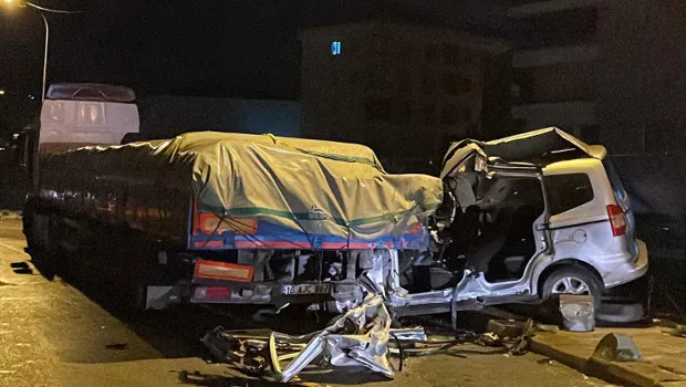 Polisten kaçan araç TIR'a çarptı: 1 ölü, 2 yaralı