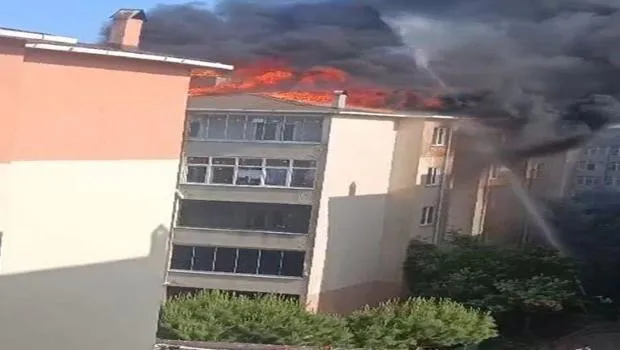 Silivri'de 5 katlı binada korkutan yangın, alevler çatıyı böyle sardı