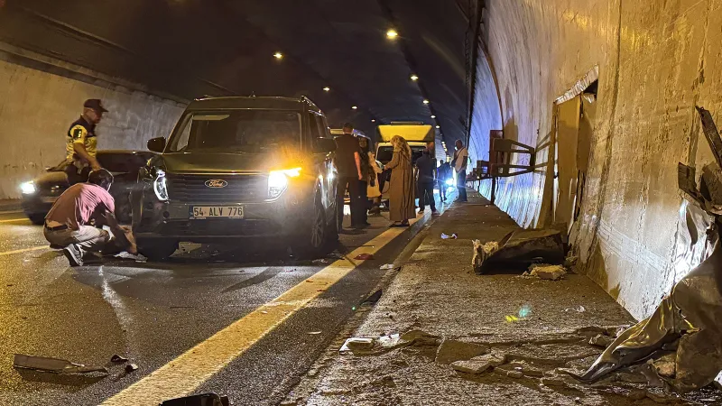 TEM Otoyolu'nda 7 araç kazaya karıştı: 5 yaralı