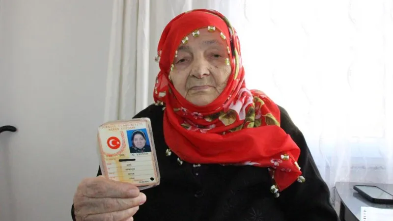 Trabzon'da asırlık çınarın yeni kimlik sevinci! 102 yaşında sahip oldu...