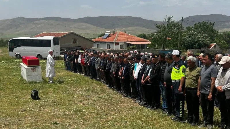 Vefat eden 71 yaşındaki Kıbrıs Gazisi toprağa verildi