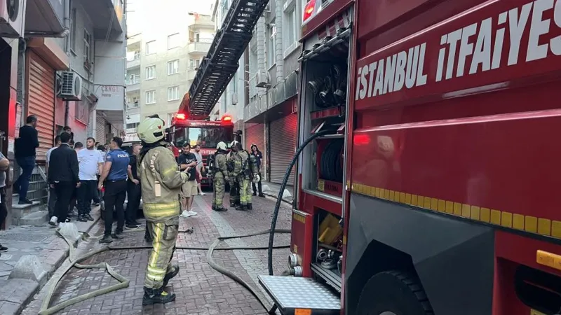 Zeytinburnu'nda yangın! Vatandaşların açtığı çarşafın üzerine atlayarak kurtuldu